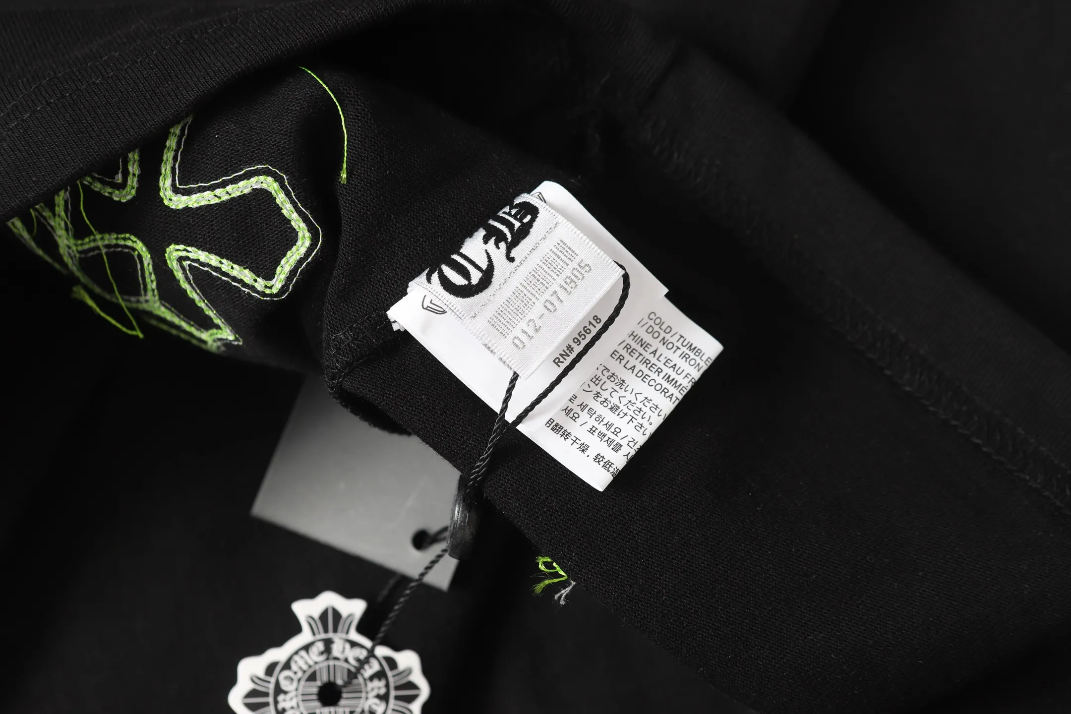 P170 Chrome Hearts CH Chrome Hearts leather cross short-sleeved T-shirt Uses direct injection imported machine printing Hardware and accessories are all milled and customized Correctly configured Black 2025 Chrome Hearts authentic packaging 280 grams of custom-dyed double-yarn cotton Large version Loose and stylish Different from lower versions The slim and long version The upper body pulls the hips 100% commitment: top quality Do not make fast food The highest version on the market Top quality - different from the ordinary versions in the market If you care about quality You must also respect the price. Absolutely zero after-sales service. The return rate so far is 0. It’s hard not to love the style. - 280g double yarn cotton custom-dyed fabric. - Correct high-density main mark. Washed tag. Hand-sewn.